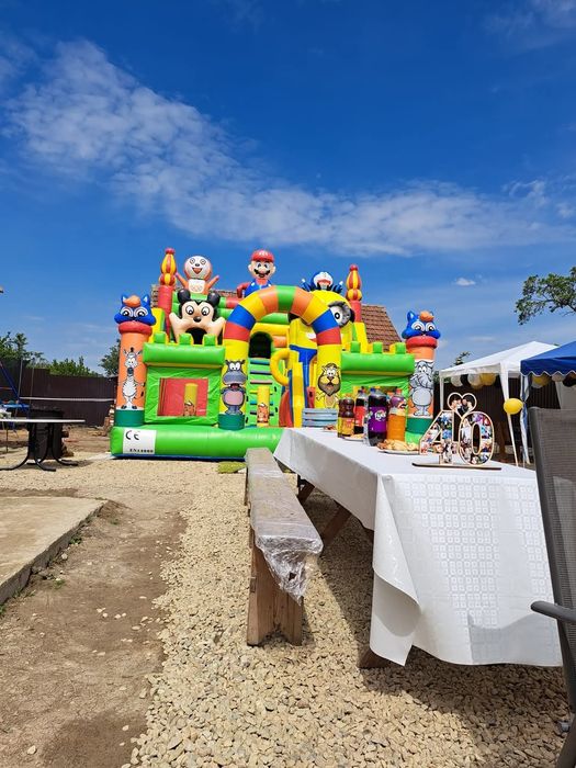 Vând topogan gonflabil folosit un sezon cu tot inclus suflate și kit