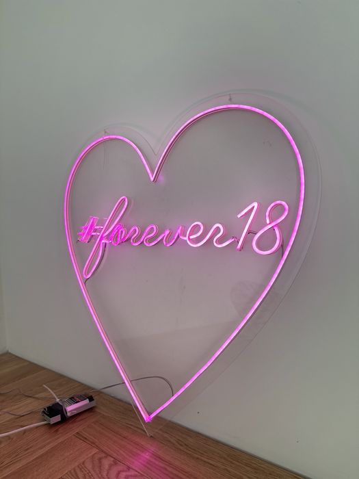 Надпись Forever 18 для фотозоны/комнаты