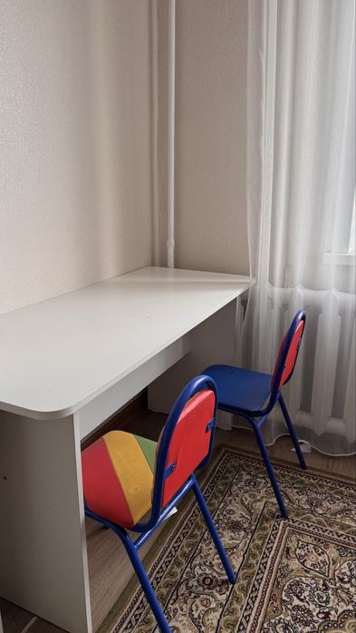 Парта и два стула
