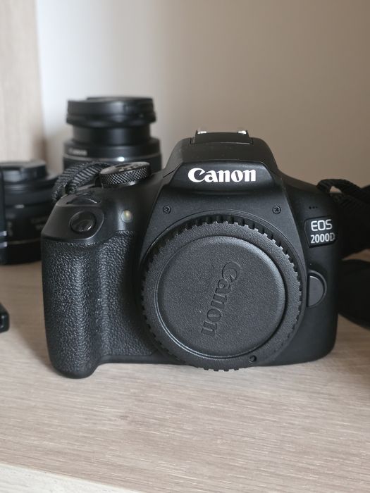 Canon EOS 2000D + аксесоари