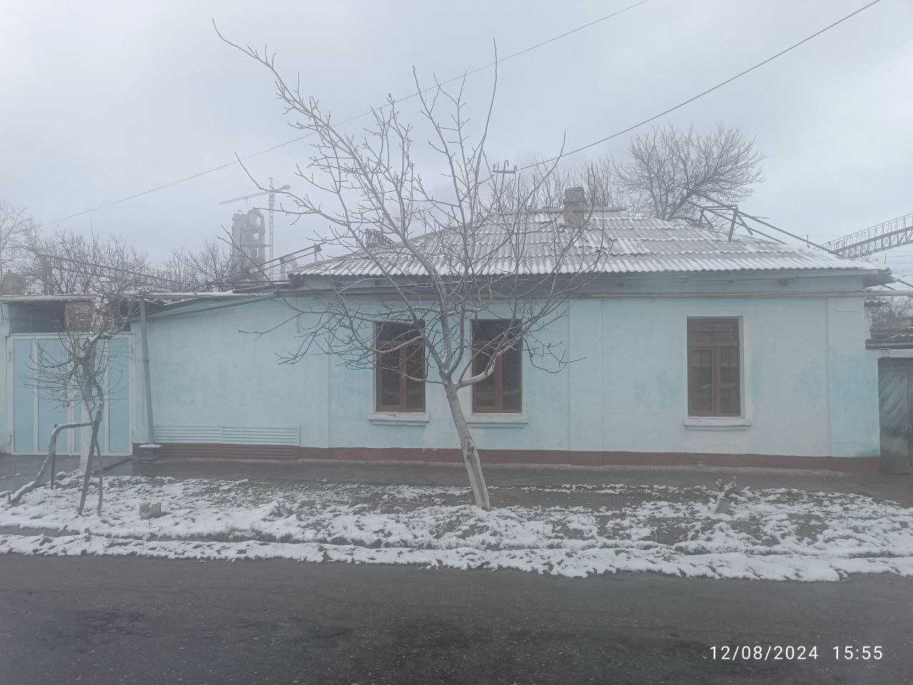 Продаётся дом ( дом на две семье)  в городе Бекабад в ЦемГородке