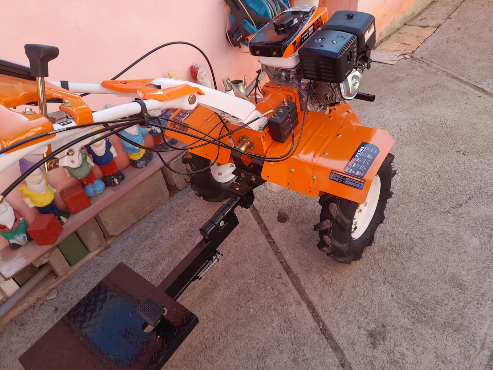 Vând motocultor cu remorca