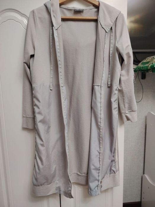 Длинная ветровка.