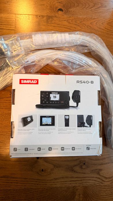 SIMRAD RS40-B VHF Радиостанция с AIS с включени антени