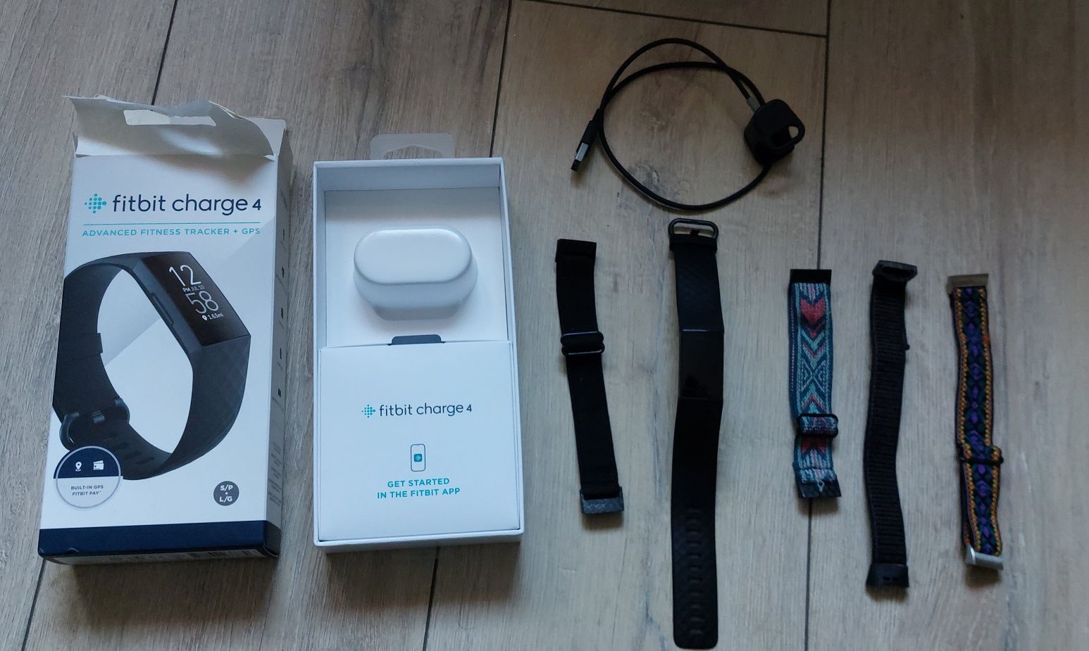 Fitbit Charge 4 fitness tracker + brățări rezervă