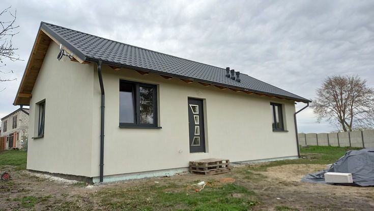 Vand Case moderne pe structura metalica izolate complet