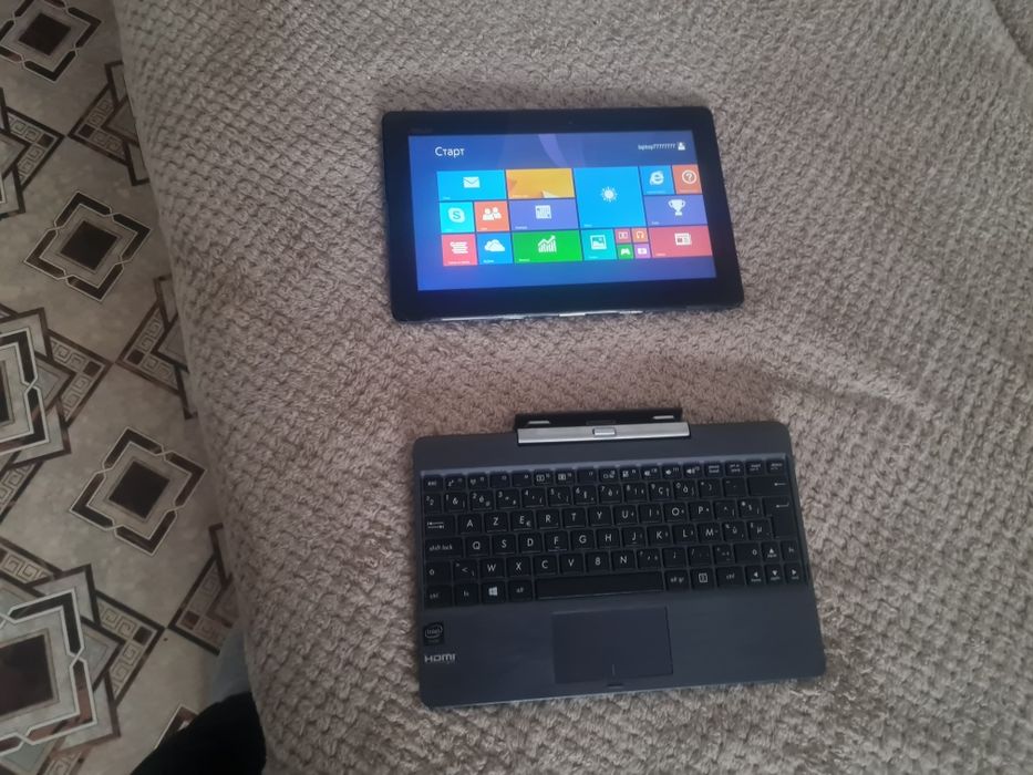Asus лаптоп-таблет 10-инчов