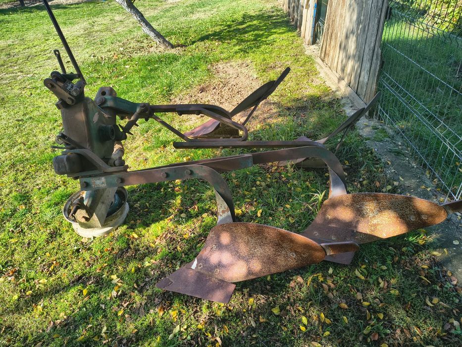 Plug reversibil cu două brazde