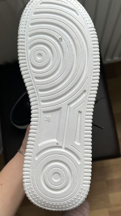 Чисто нови маратонки