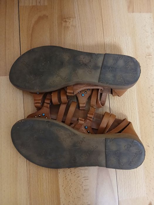 Vând sandale ptr.damă