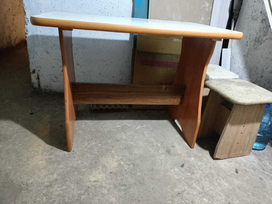 Продам современный , кухонный стол в хорошем состоянии