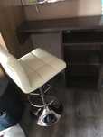 Scaun reglabil din piele si mobilier complet salon make up