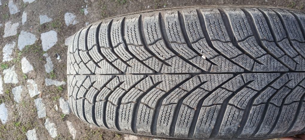 Продавам гуми с джанти  205/60/16