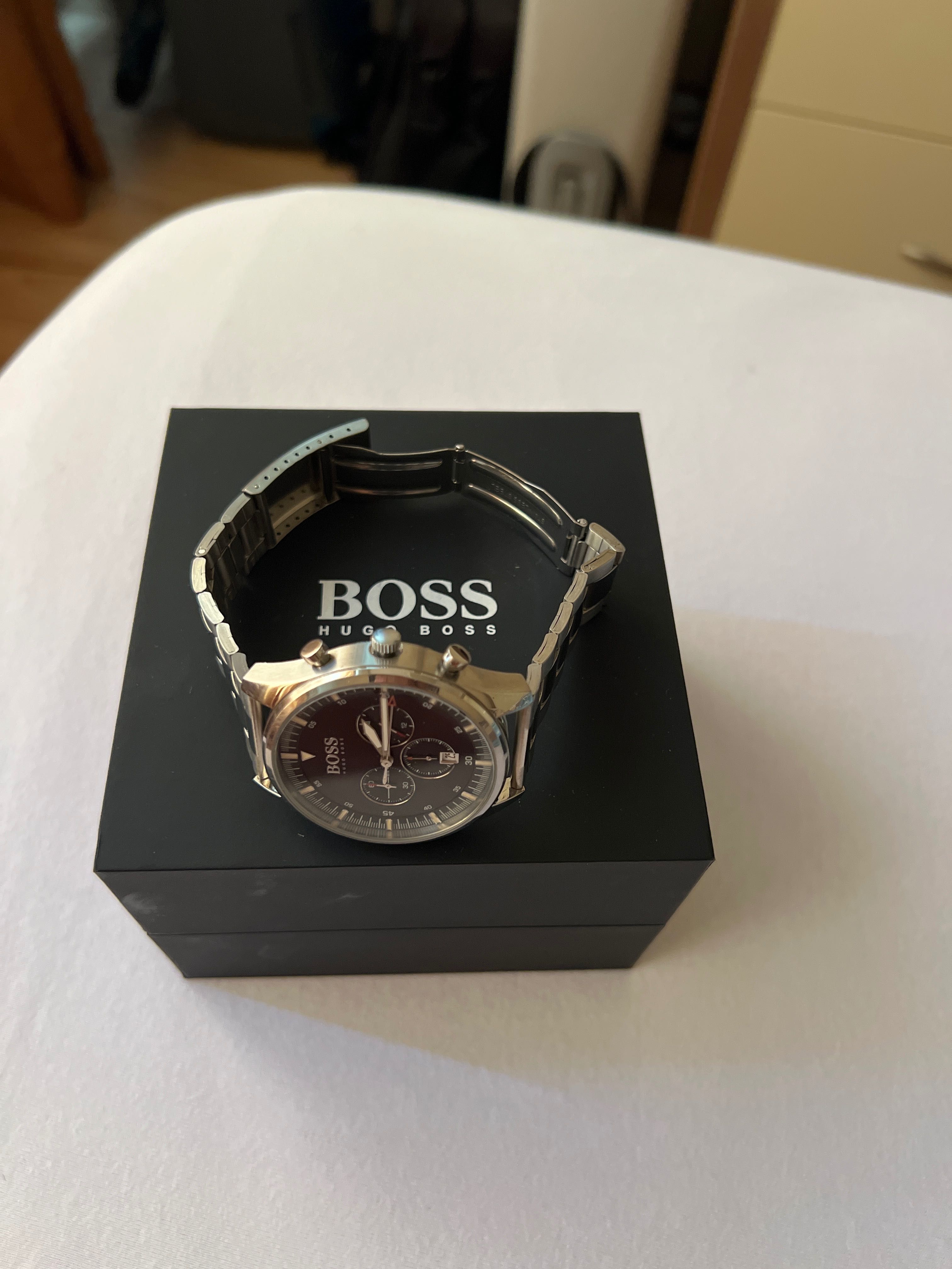 Часовник BOSS с батерия