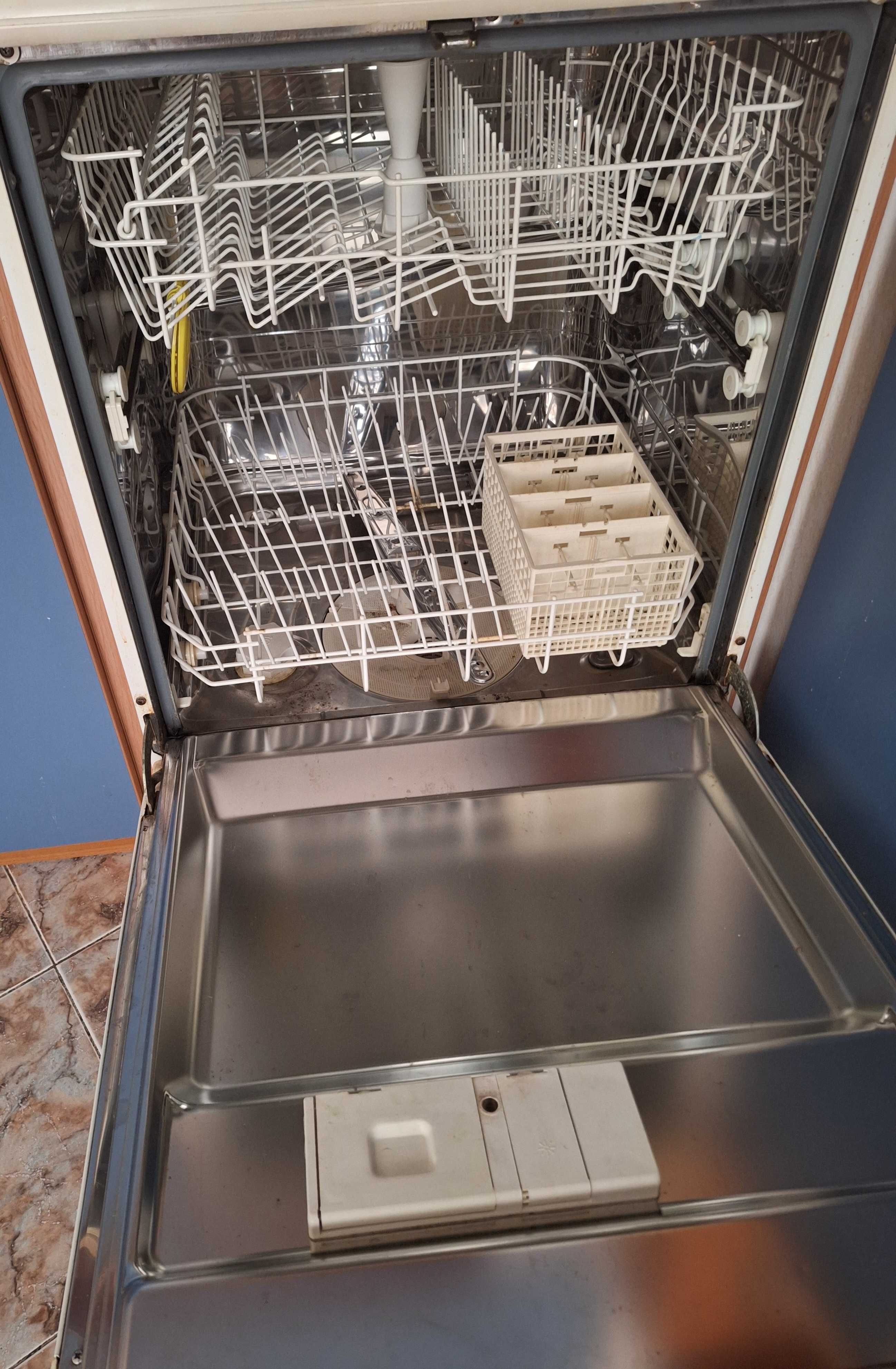 Съдомиялна Indesit