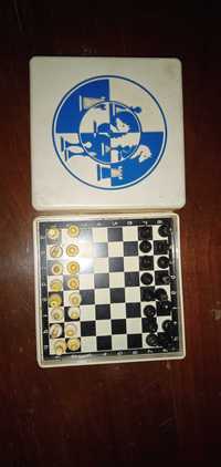 Продаются дорожные мини шахматы.