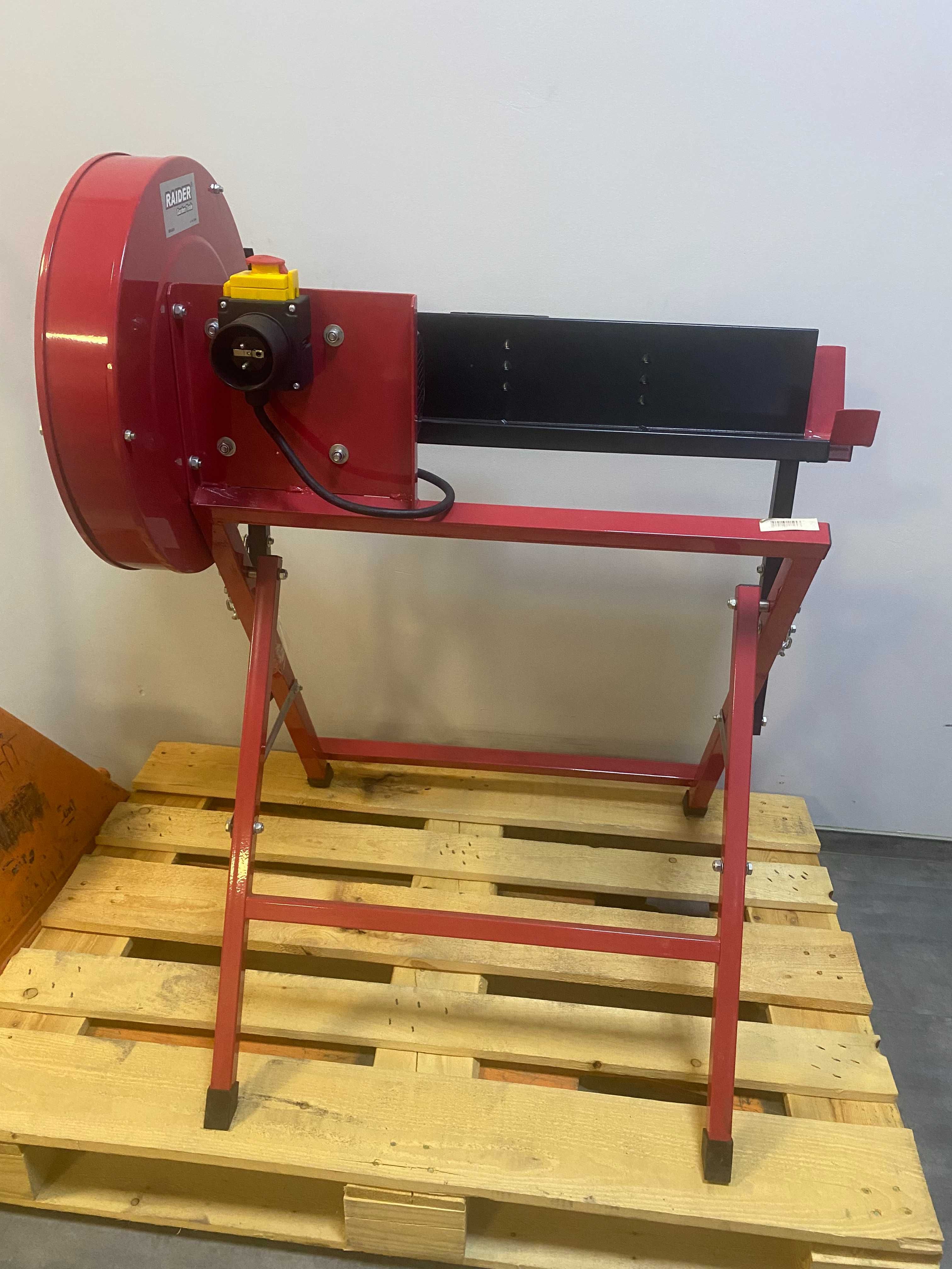 129940	Циркуляр за рязане на дърва до 130mm 2200W RD-LS01