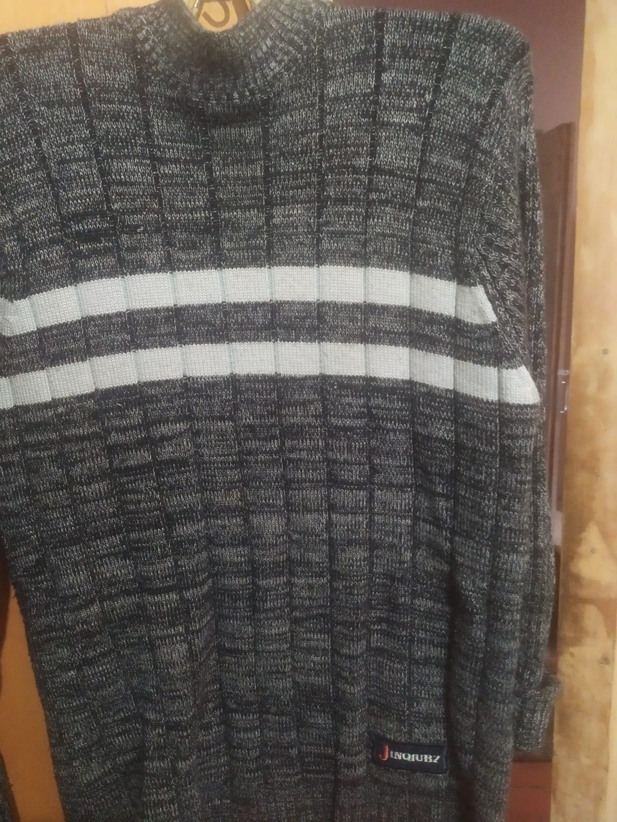 Продам мужские свитера 50 размер