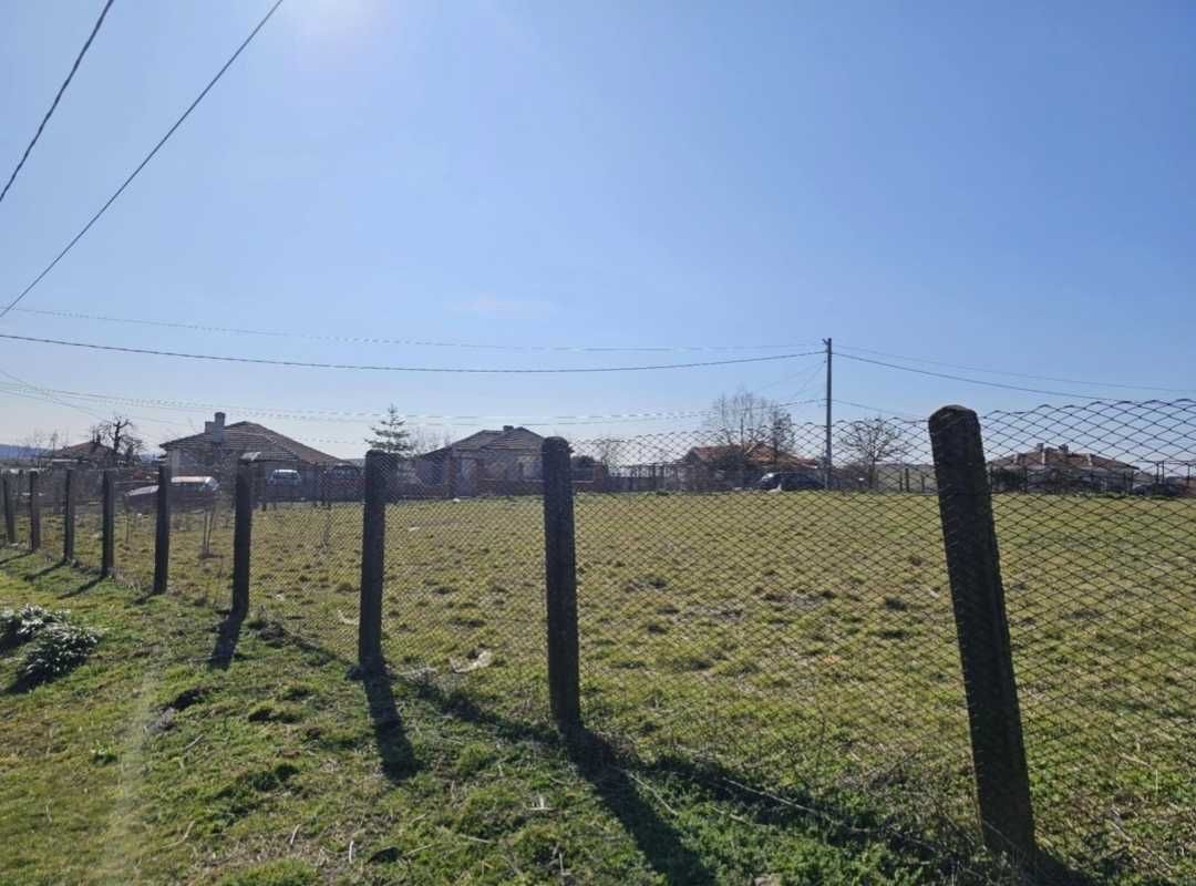 Продавам два съседни парцела, топ локация