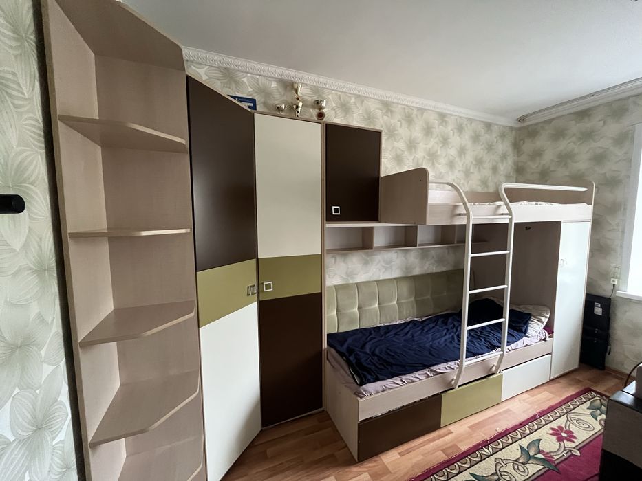 Кровать двухъярусная , шкаф