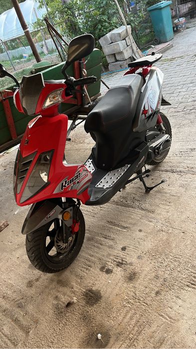 Vand scuter pe benzina