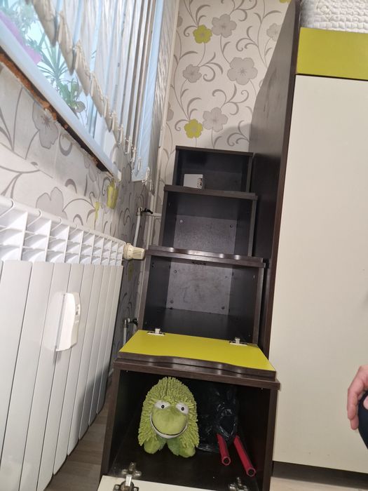 Двуетажно легло с много шкафове