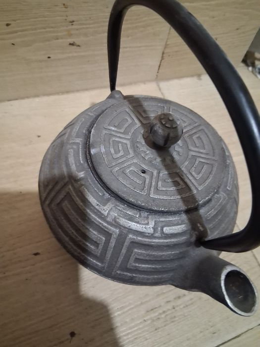 Масивен чугунен чайник.