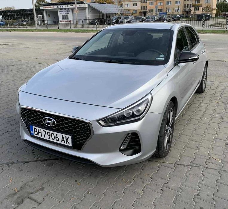 Лек автомобил Хюндай i30