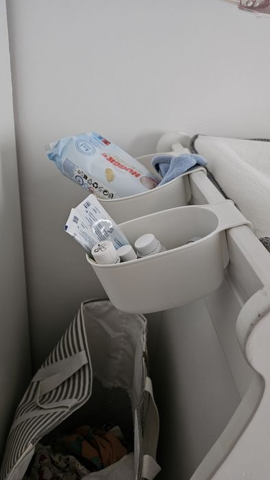 Pătuț și comodă pentru înfășat bebeluși