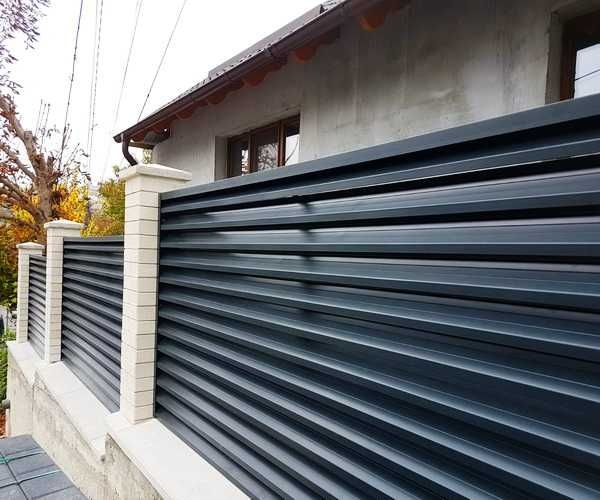 Construim garduri din panouri stil jaluzele, sipca metalica, tabla BCA
