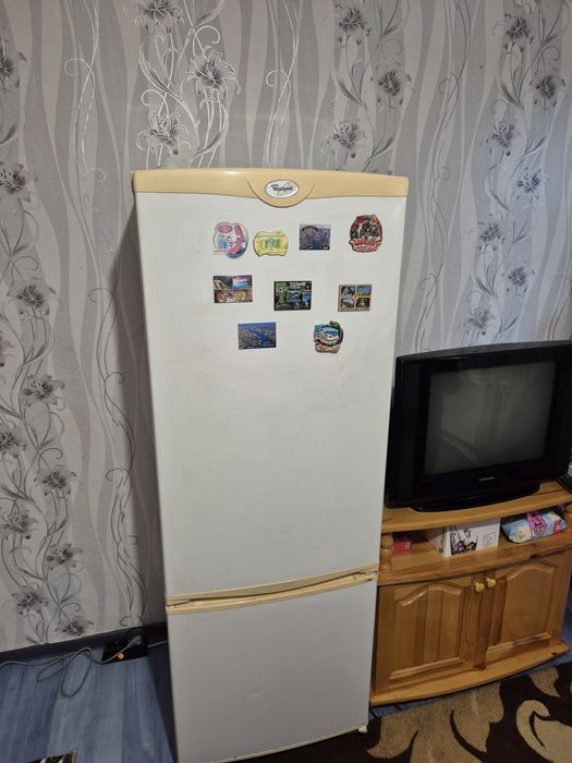 Продавам хладилник whirlpool