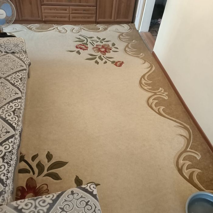 Ковер хорошего качества, чистый в хорошем состоянии