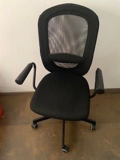 scaun birou rotativ negru, spătar din plasa
