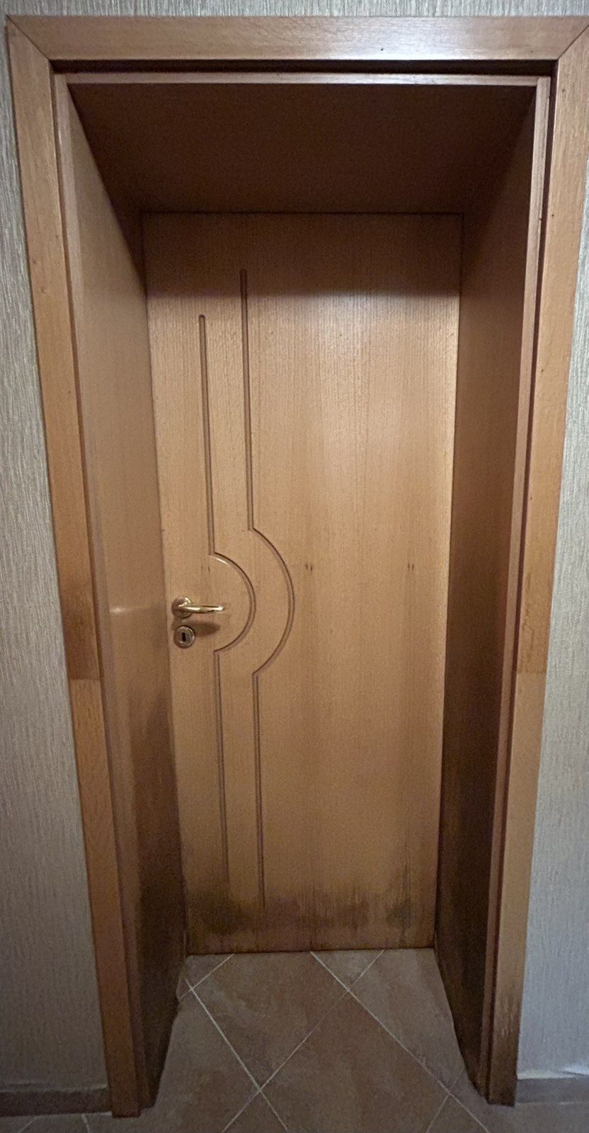 Масивни дървени врати оборудвани