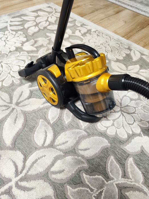 Aspirator fără sac Myria 700w