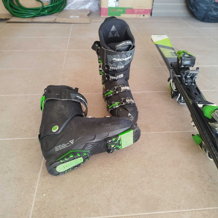 2 чифта ски и ски обувки към тях