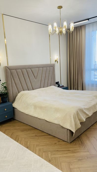 Срочно продам даухспальную кровать без матраса.