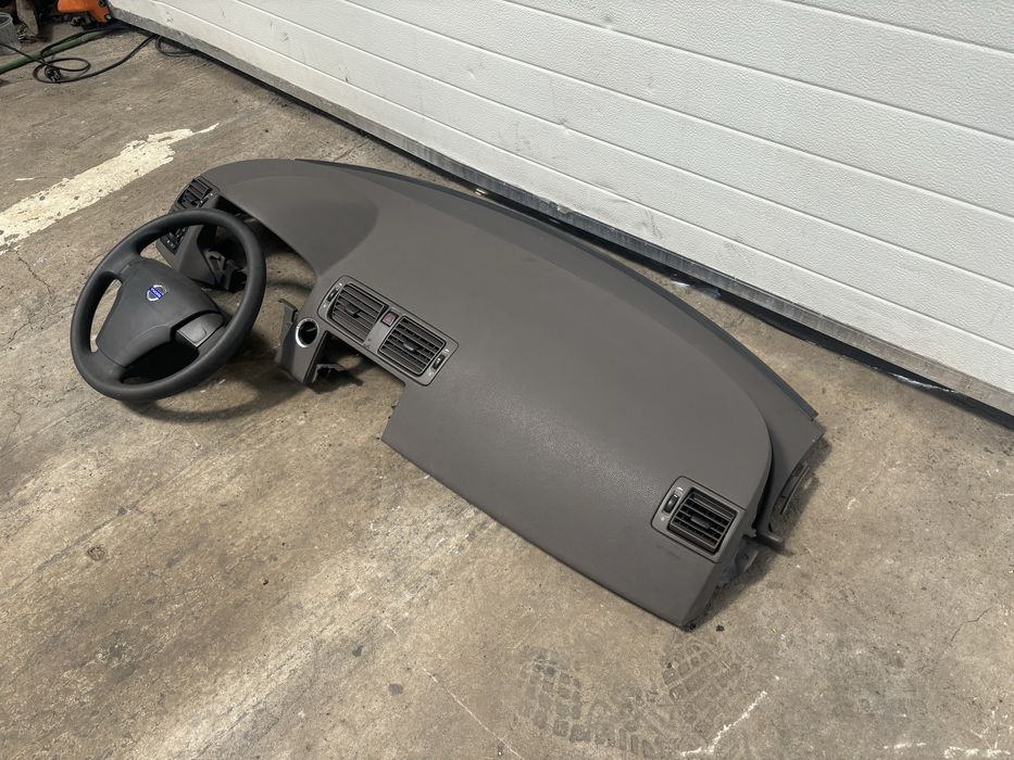Plansa bord volvo S40 an 2006 compatibila si pe volvo V50 C30 sau C70