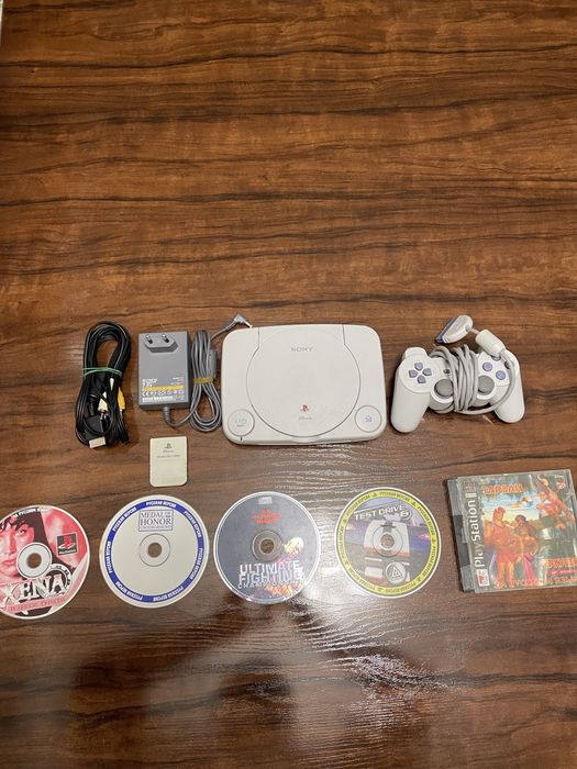 Плейстэйшен 1 классика жанра и еще в продаже калькулятор Ситизен