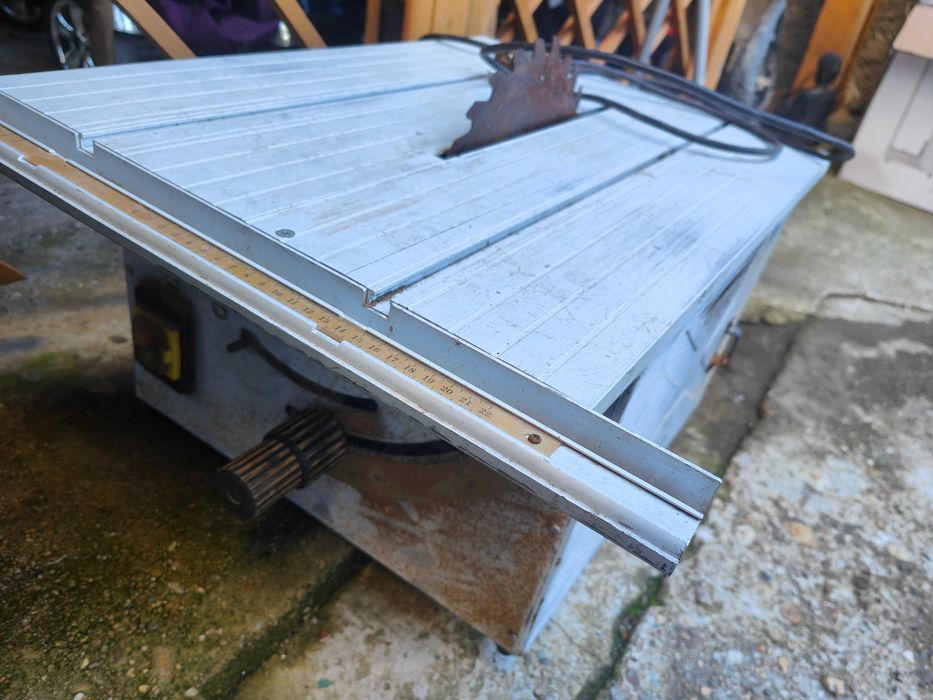 настолен немски циркуляр с крака в добро състояние