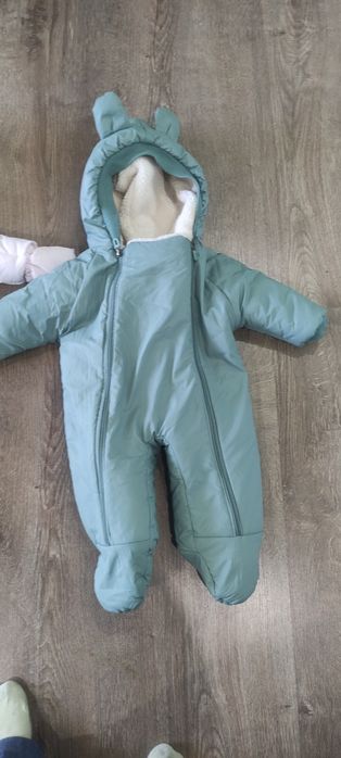 Продам комбинезон на малышей