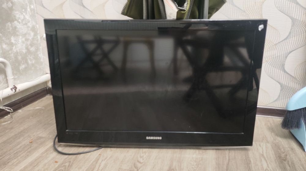 Телевизор Samsung. 32 диагональ. Плоский.