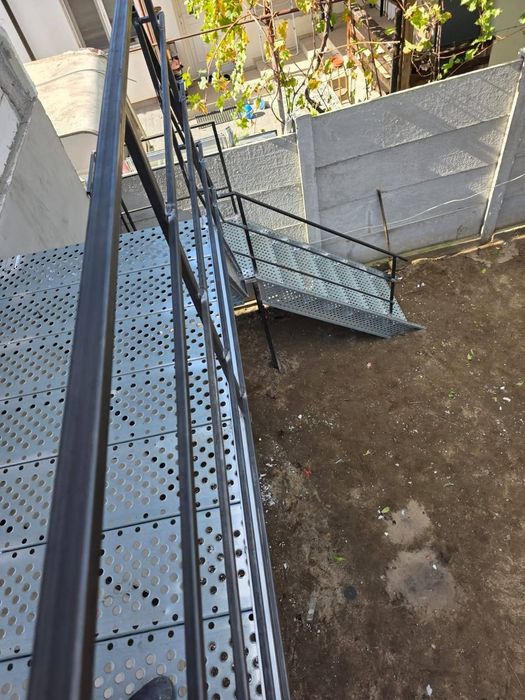 Vindem grătare zincate orice dimensiune și trepte pentru scări