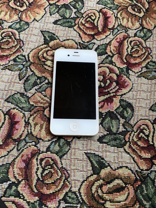 Продавам iPhone 4s
