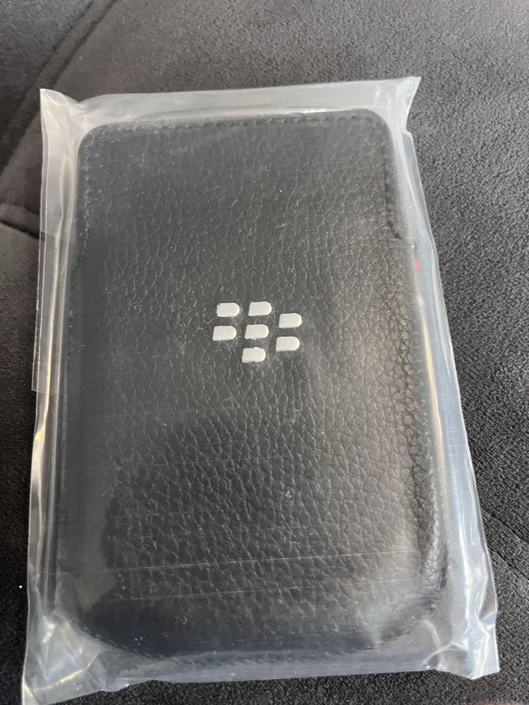 Продам blackberry q10 почти новый с чехлом и зарядкой. Работает.
