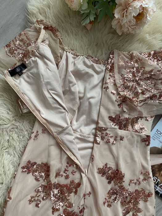 Елегантната бежова миди рокля с пайети Missguided