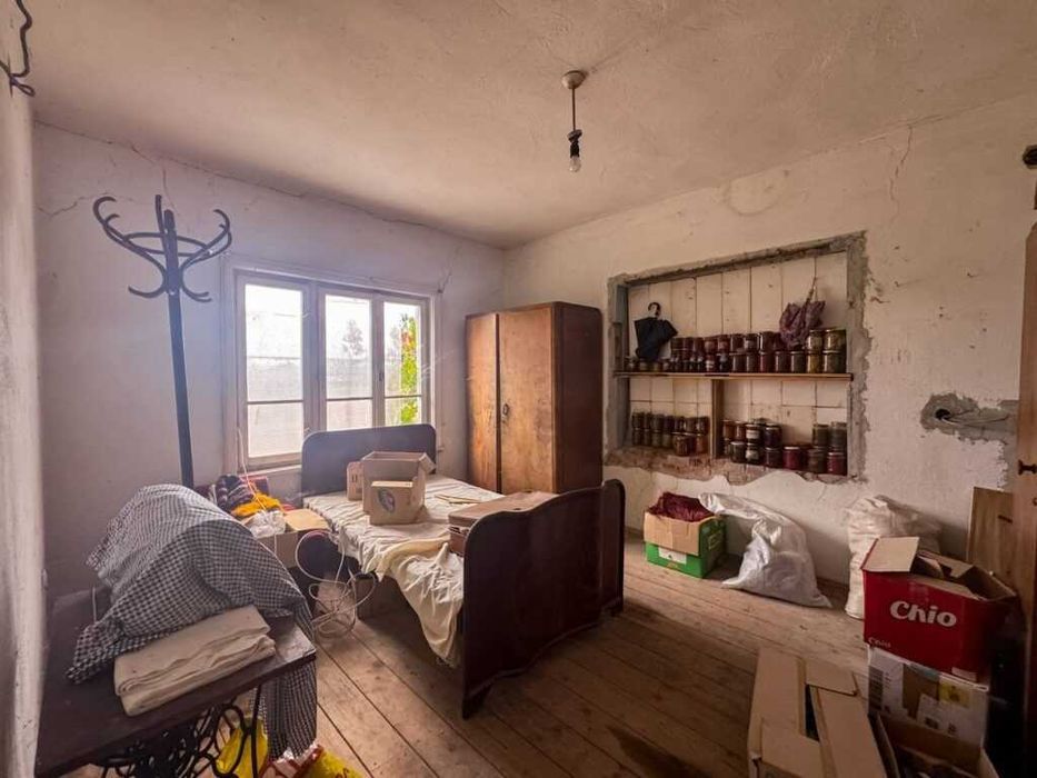 Едноетажна къща за ремонт с парцел в село Загорци, област Бургас