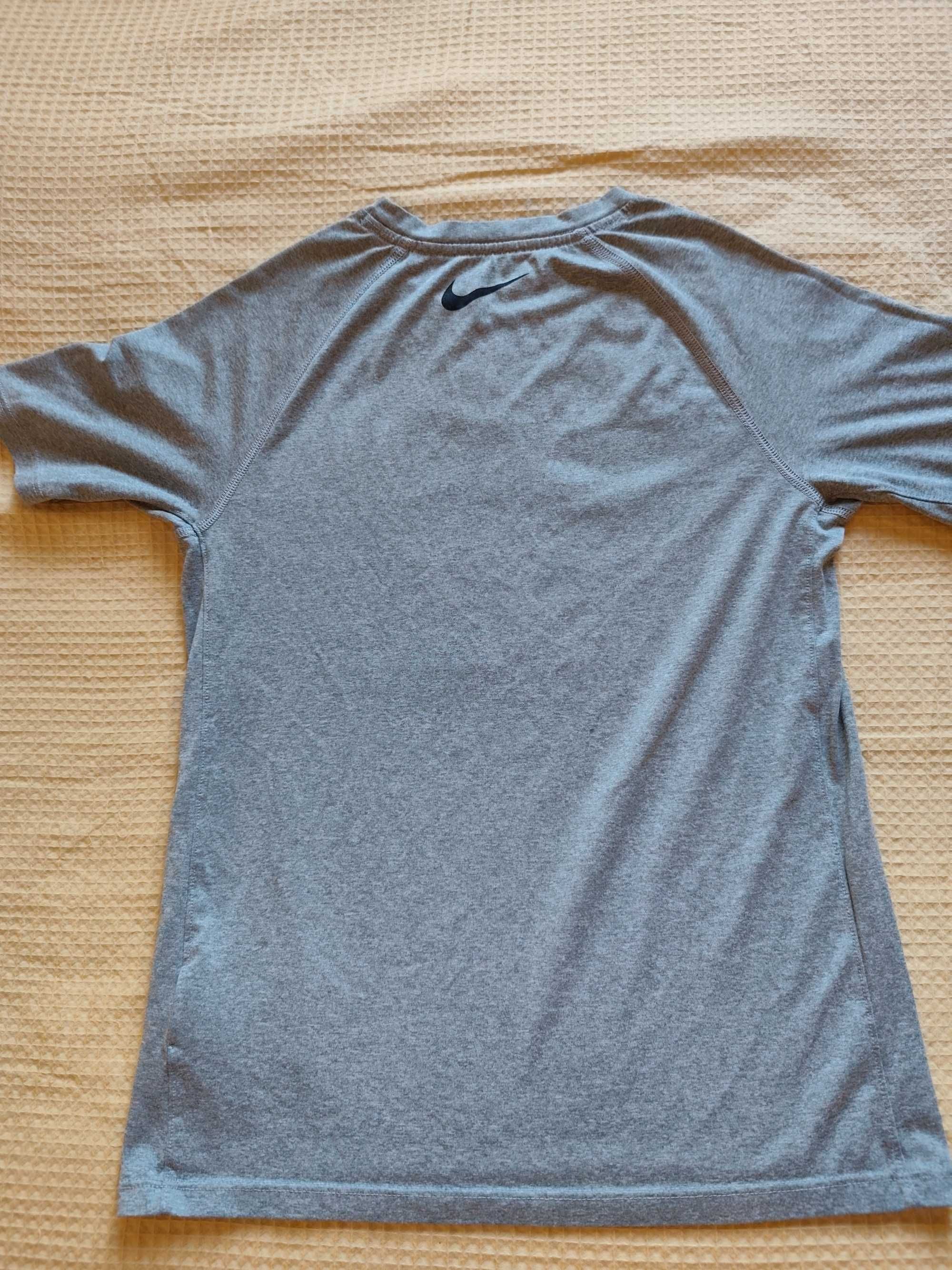 Детска тениска Nike 2 бр-20 лв.