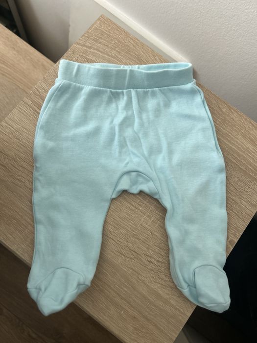 Vand pantaloni de bebelusi