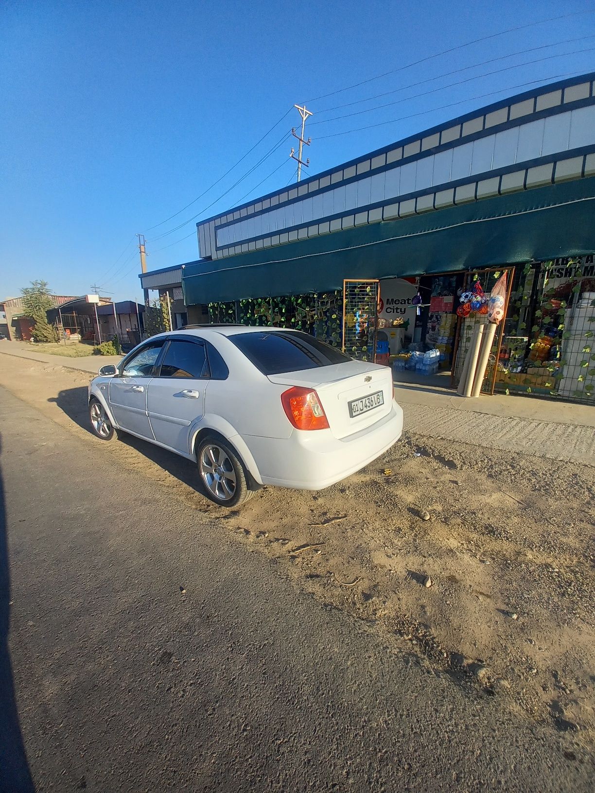 Lasetti 1.8 sotiladi